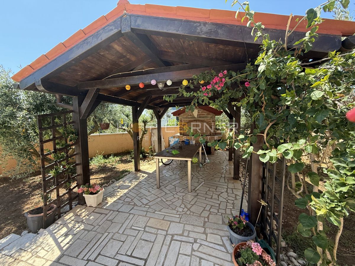 Ližnjan, priložnost: stanovanje z 2 spalnicama, 1. nadstropje, pogled na morje + 100 m² vrta
