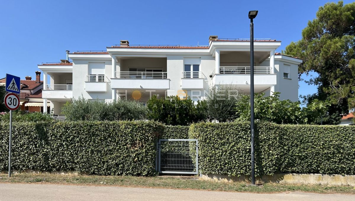 Umag, prva vrsta ob morju, pritlično stanovanje z vrtom in garažo