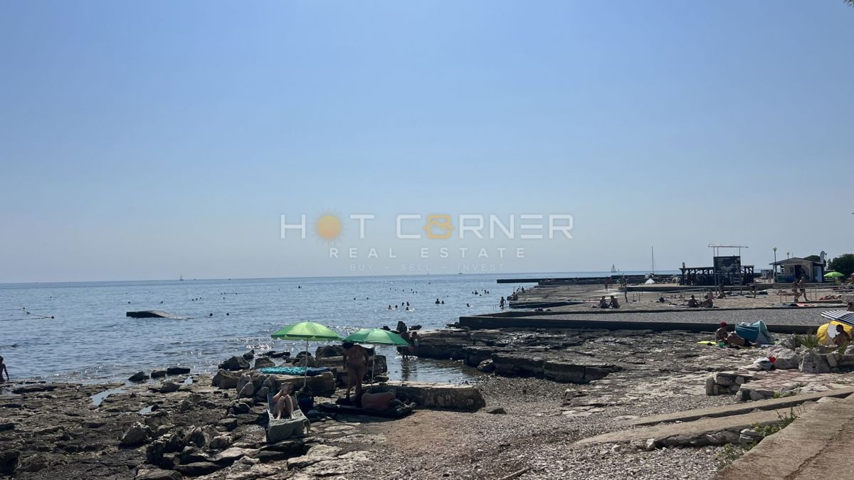Umag, prva vrsta ob morju, pritlično stanovanje z vrtom in garažo
