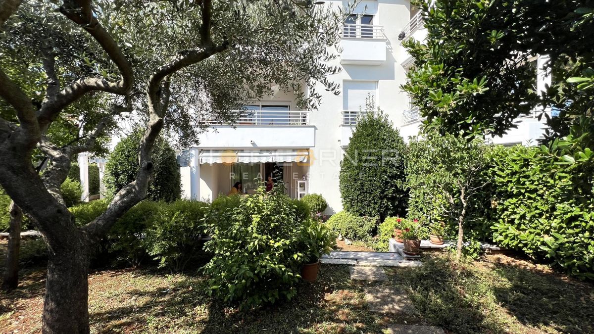 Umag, prva vrsta ob morju, pritlično stanovanje z vrtom in garažo