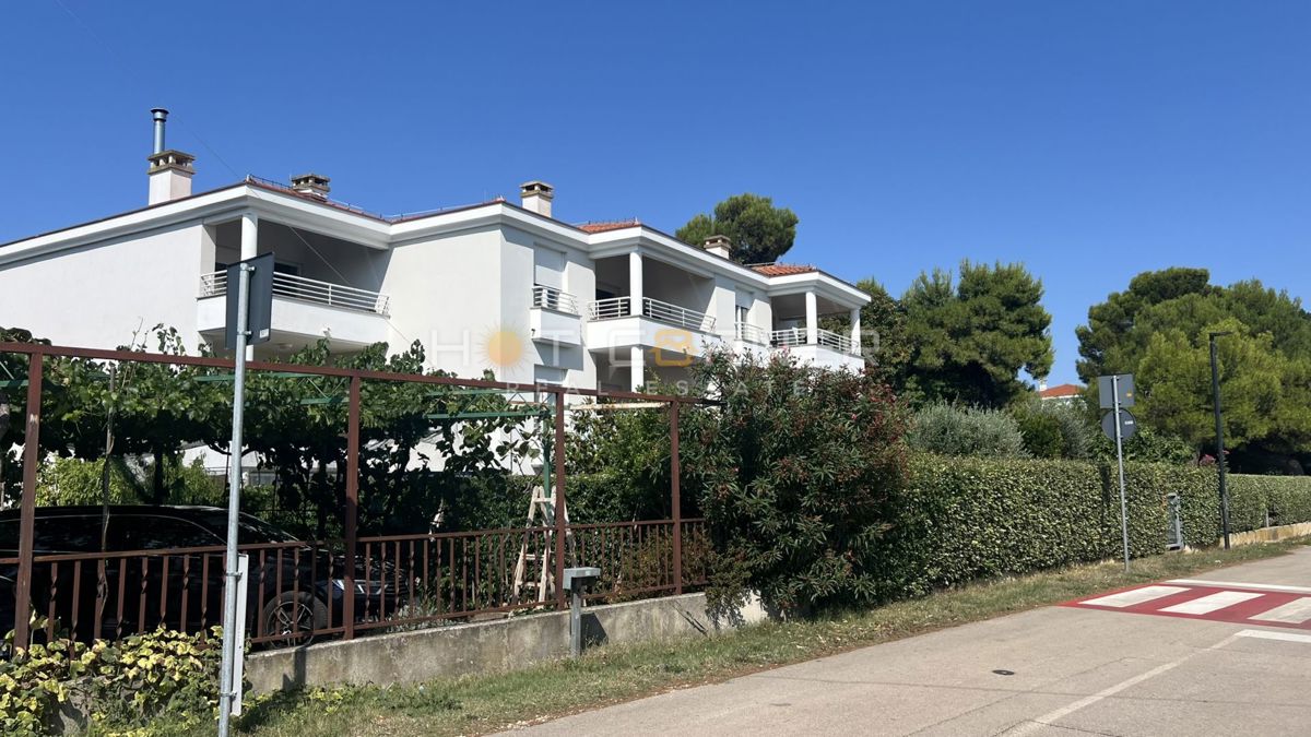 Umag, prva vrsta ob morju, pritlično stanovanje z vrtom in garažo