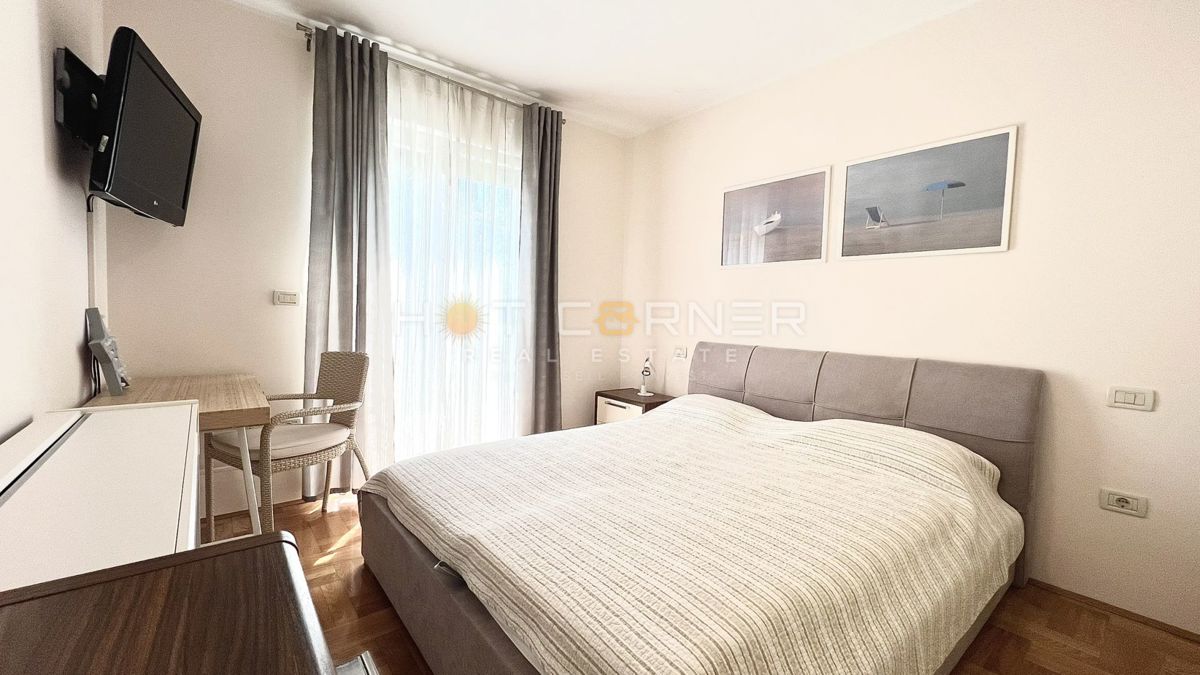 Umag, prva vrsta ob morju, pritlično stanovanje z vrtom in garažo