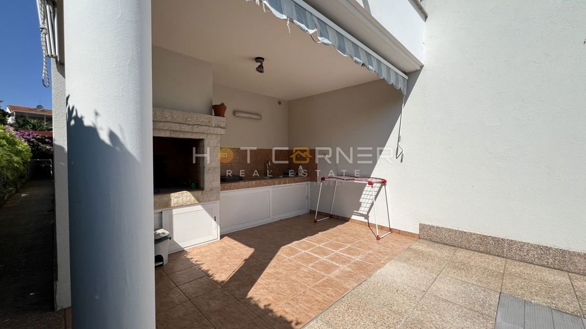 Umag, prva vrsta ob morju, pritlično stanovanje z vrtom in garažo