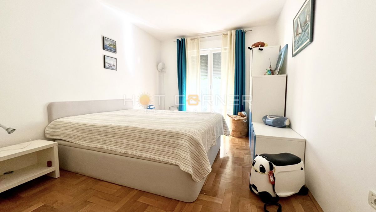 Umag, prva vrsta ob morju, pritlično stanovanje z vrtom in garažo