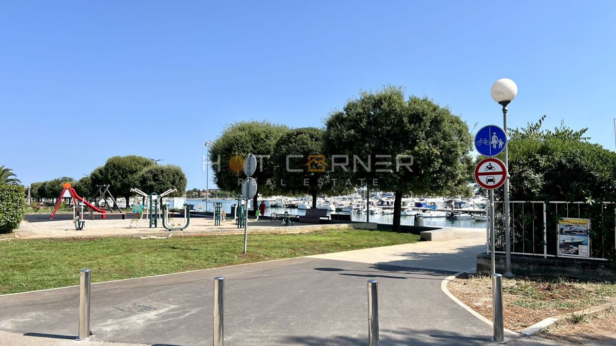 Umag, prva vrsta ob morju, pritlično stanovanje z vrtom in garažo