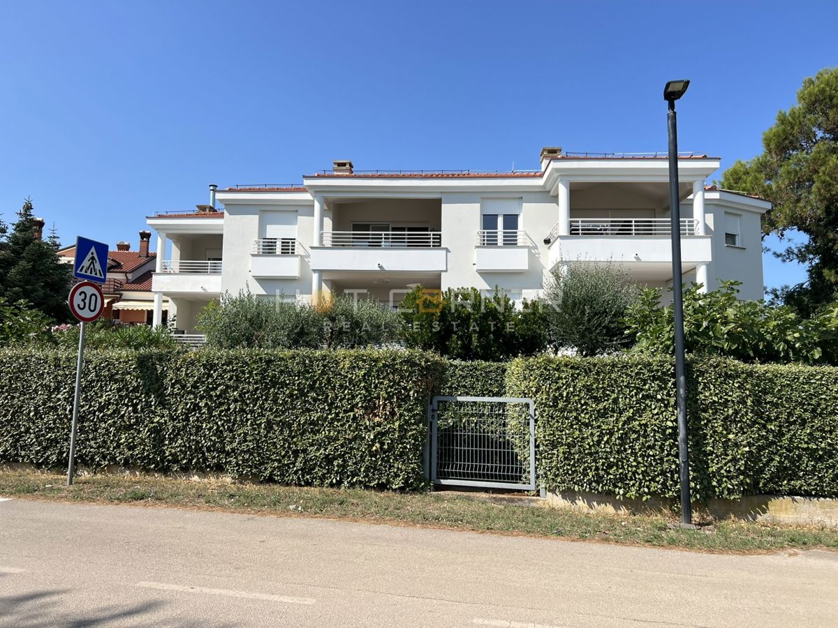 Umag, prva vrsta ob morju, pritlično stanovanje z vrtom in garažo