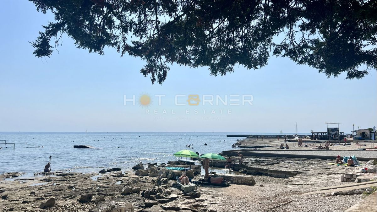 Umag, prva vrsta ob morju, pritlično stanovanje z vrtom in garažo