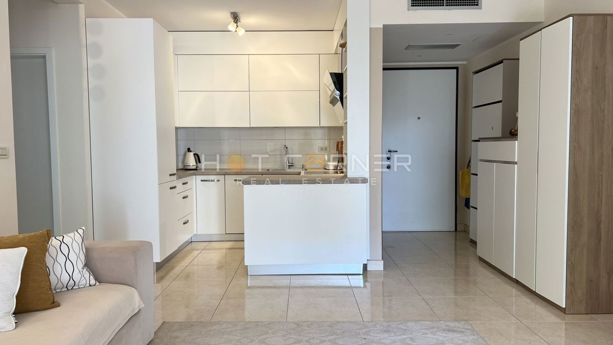 Umag, prva vrsta ob morju, pritlično stanovanje z vrtom in garažo