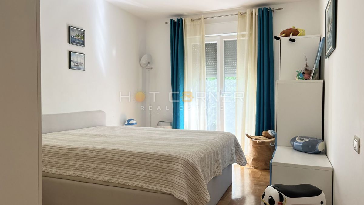 Umag, prva vrsta ob morju, pritlično stanovanje z vrtom in garažo
