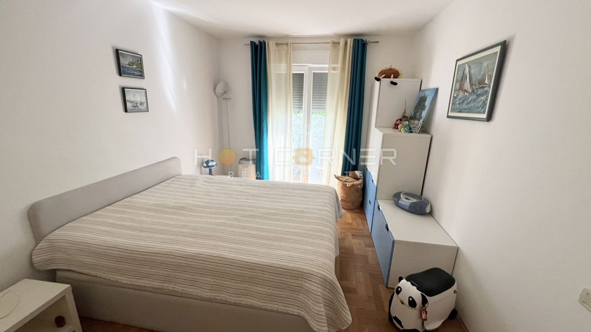 Umag, prva vrsta ob morju, pritlično stanovanje z vrtom in garažo