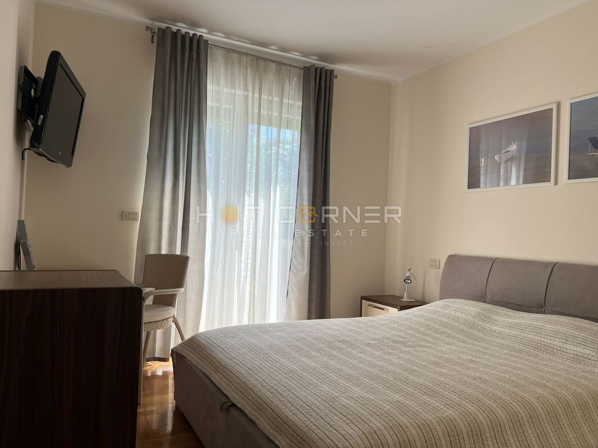 Umag, prva vrsta ob morju, pritlično stanovanje z vrtom in garažo