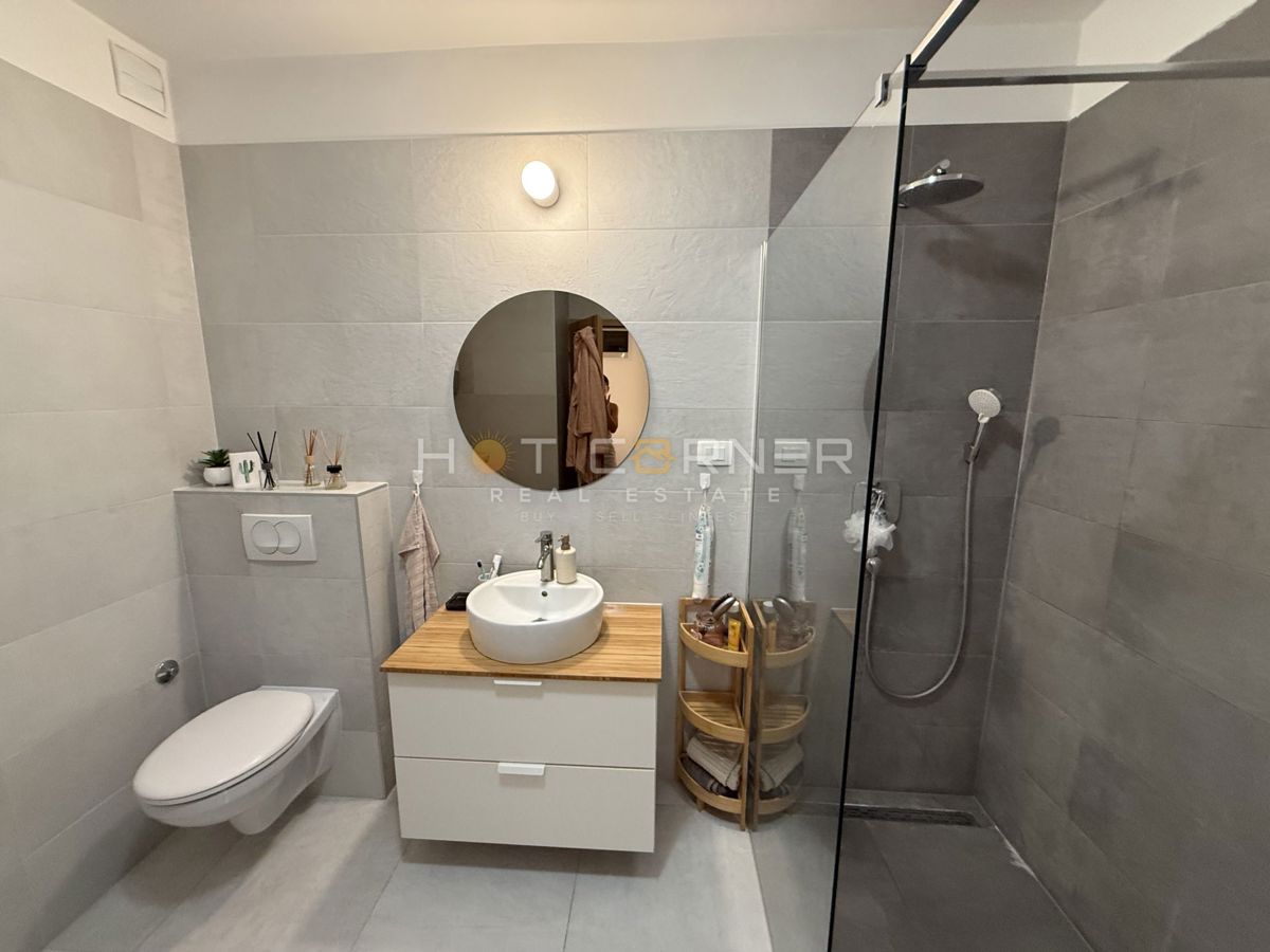 Banjole, 150 m od morja, pritlično stanovanje z 20 m² dvorišča