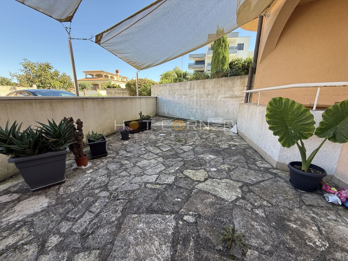 Banjole, 150 m od morja, pritlično stanovanje z 20 m² dvorišča