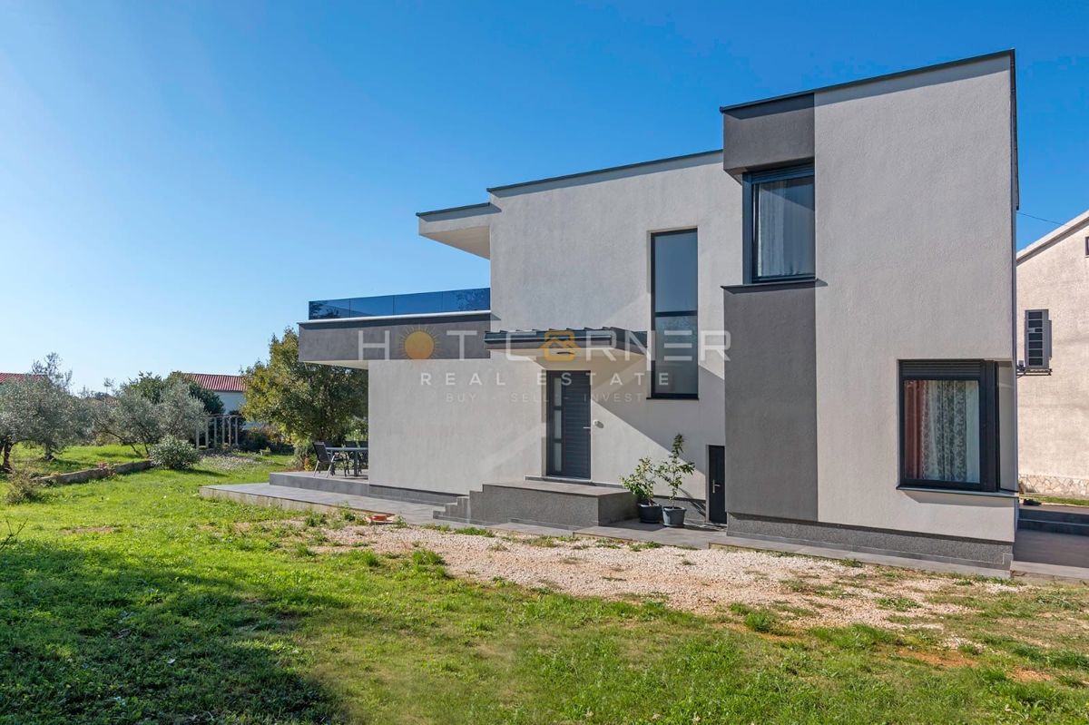 Sodobna družinska hiša z veliko parcelo, novogradnja