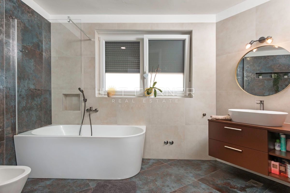 Sodobna družinska hiša z veliko parcelo, novogradnja