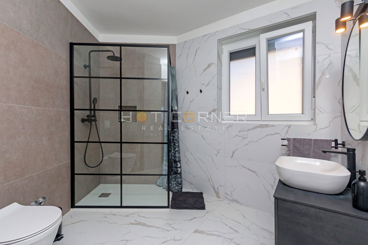 Sodobna družinska hiša z veliko parcelo, novogradnja