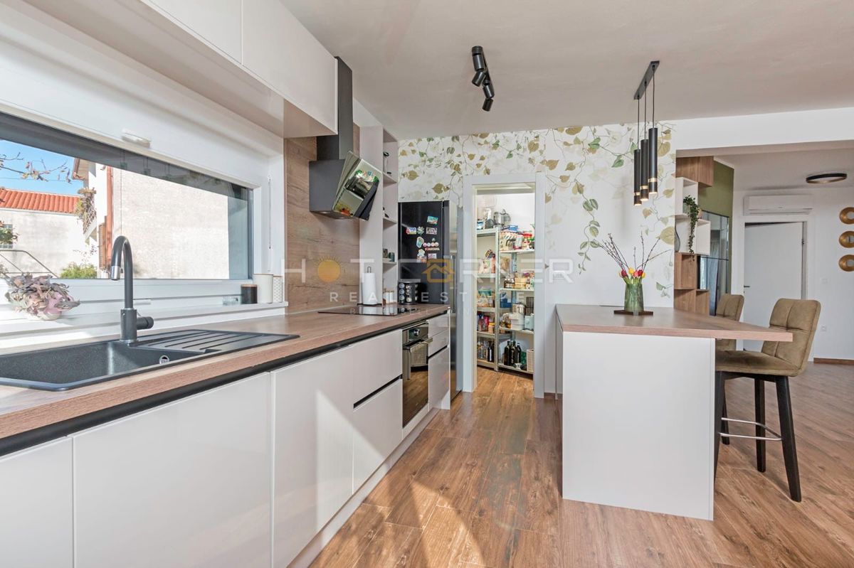 Sodobna družinska hiša z veliko parcelo, novogradnja