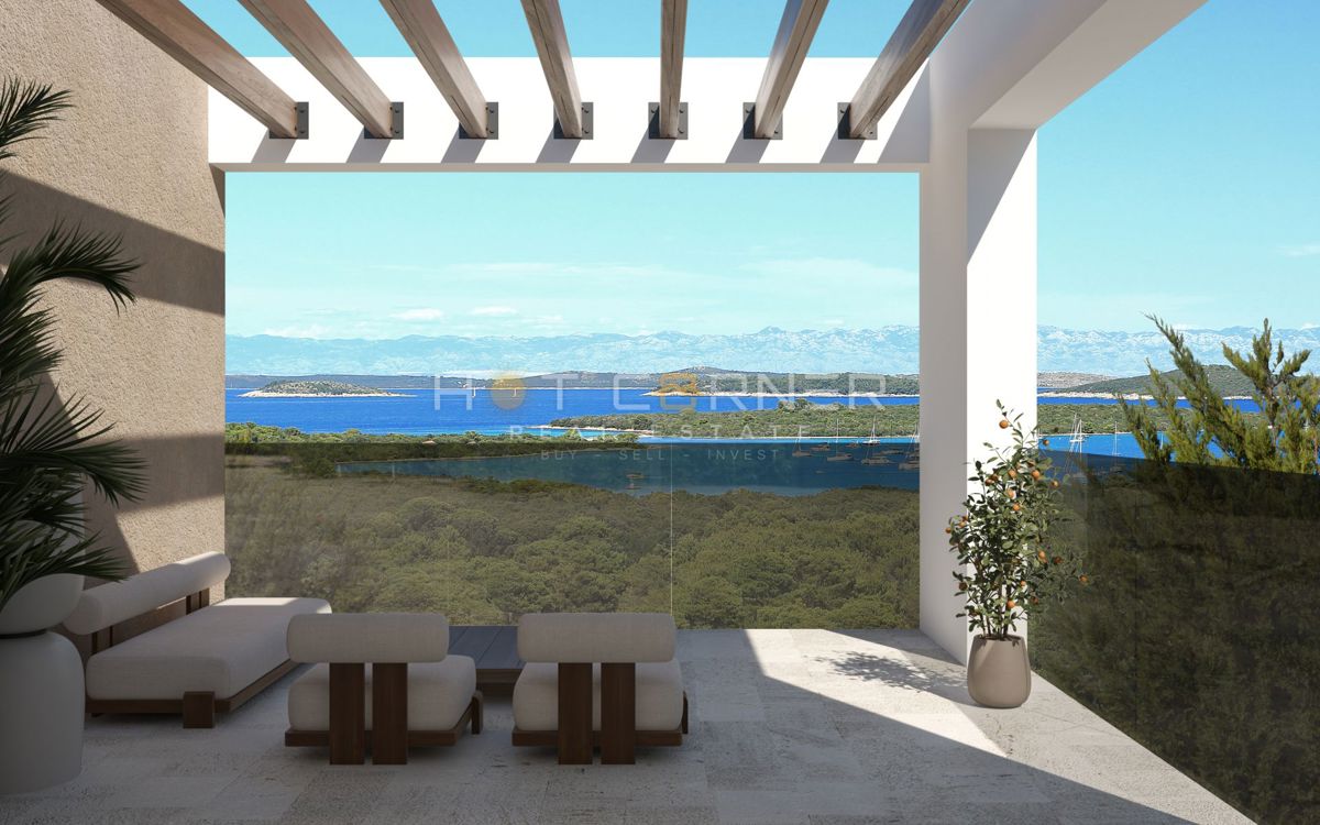 Eleganten trisobni stan v treh etažah z vrtom in pogledom na morje