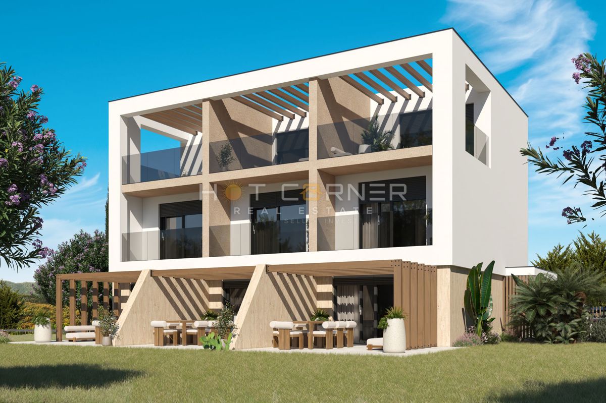 Eleganten trisobni stan v treh etažah z vrtom in pogledom na morje