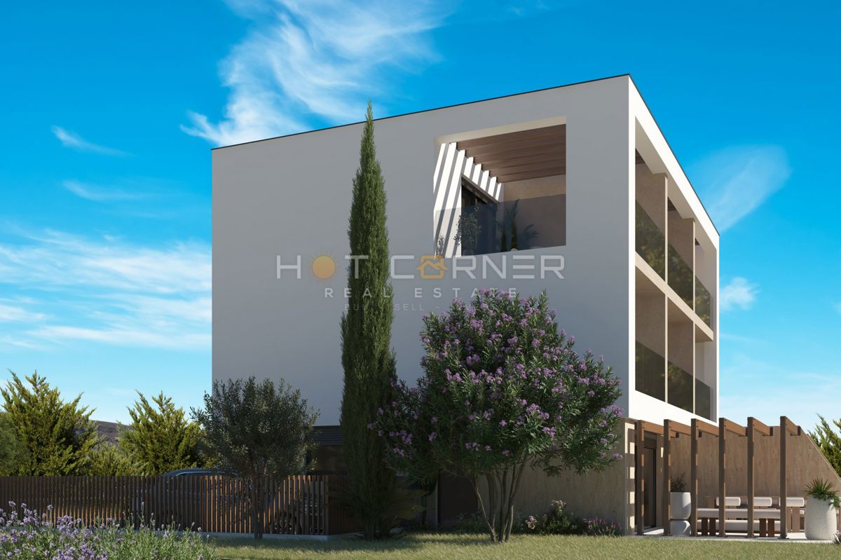 Eleganten trisobni stan v treh etažah z vrtom in pogledom na morje