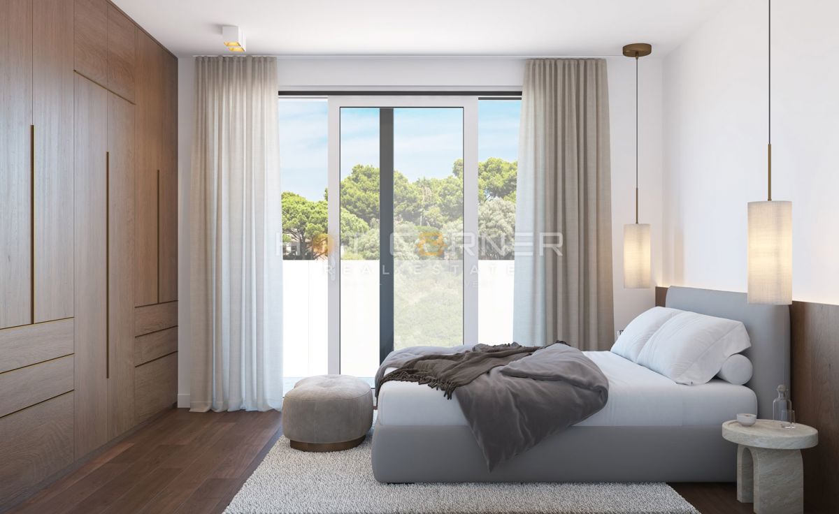 Eleganten trisobni stan v treh etažah z vrtom in pogledom na morje