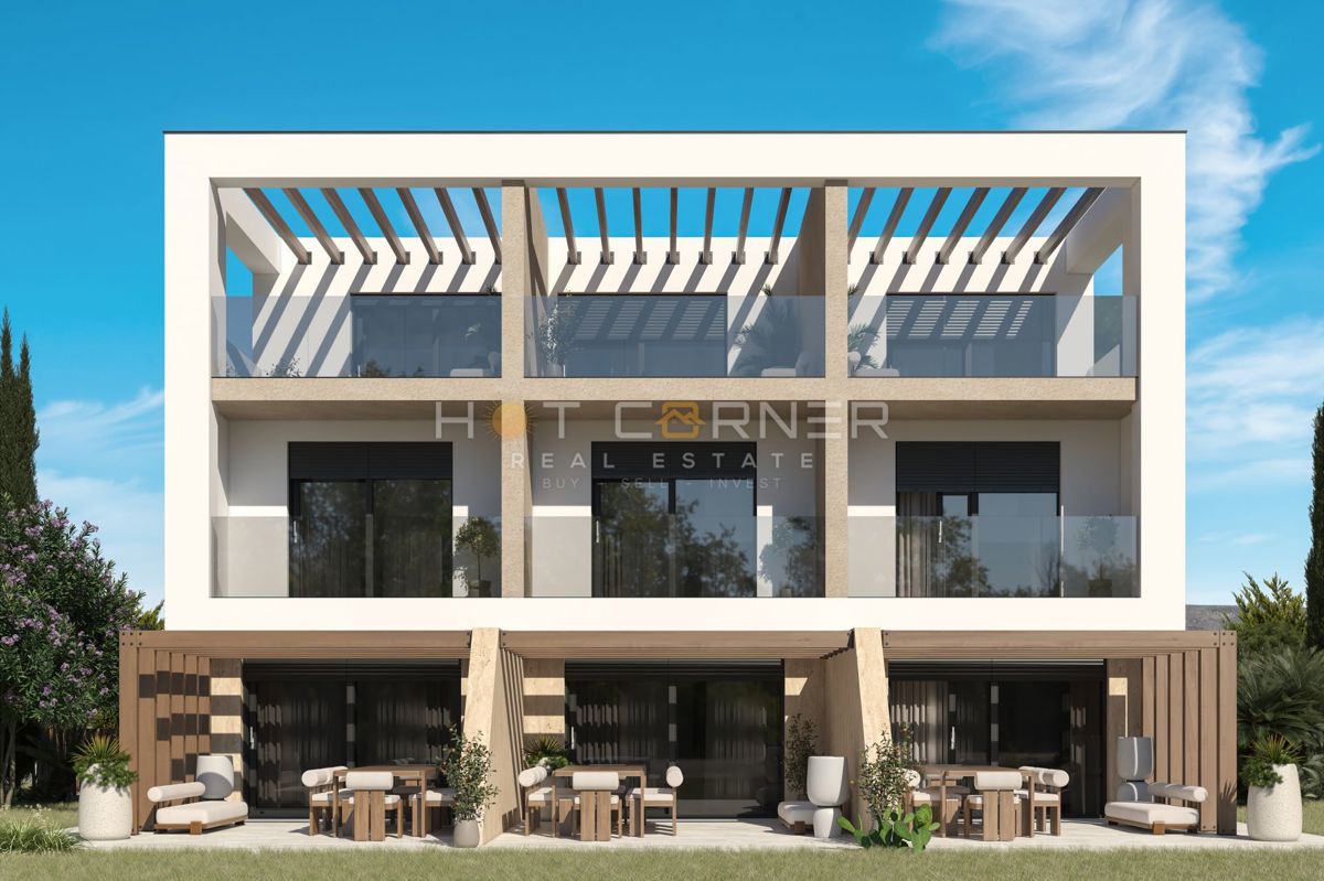 Eleganten trisobni stan v treh etažah z vrtom in pogledom na morje