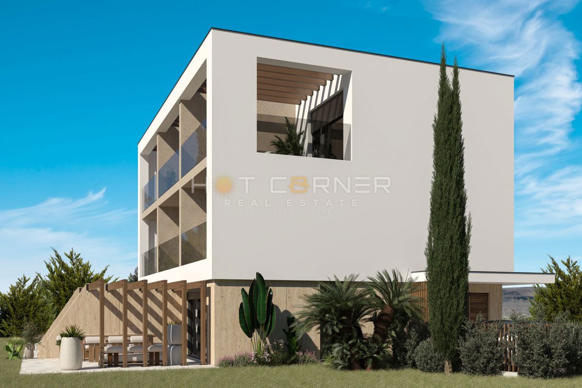 Eleganten trisobni stan v treh etažah z vrtom in pogledom na morje