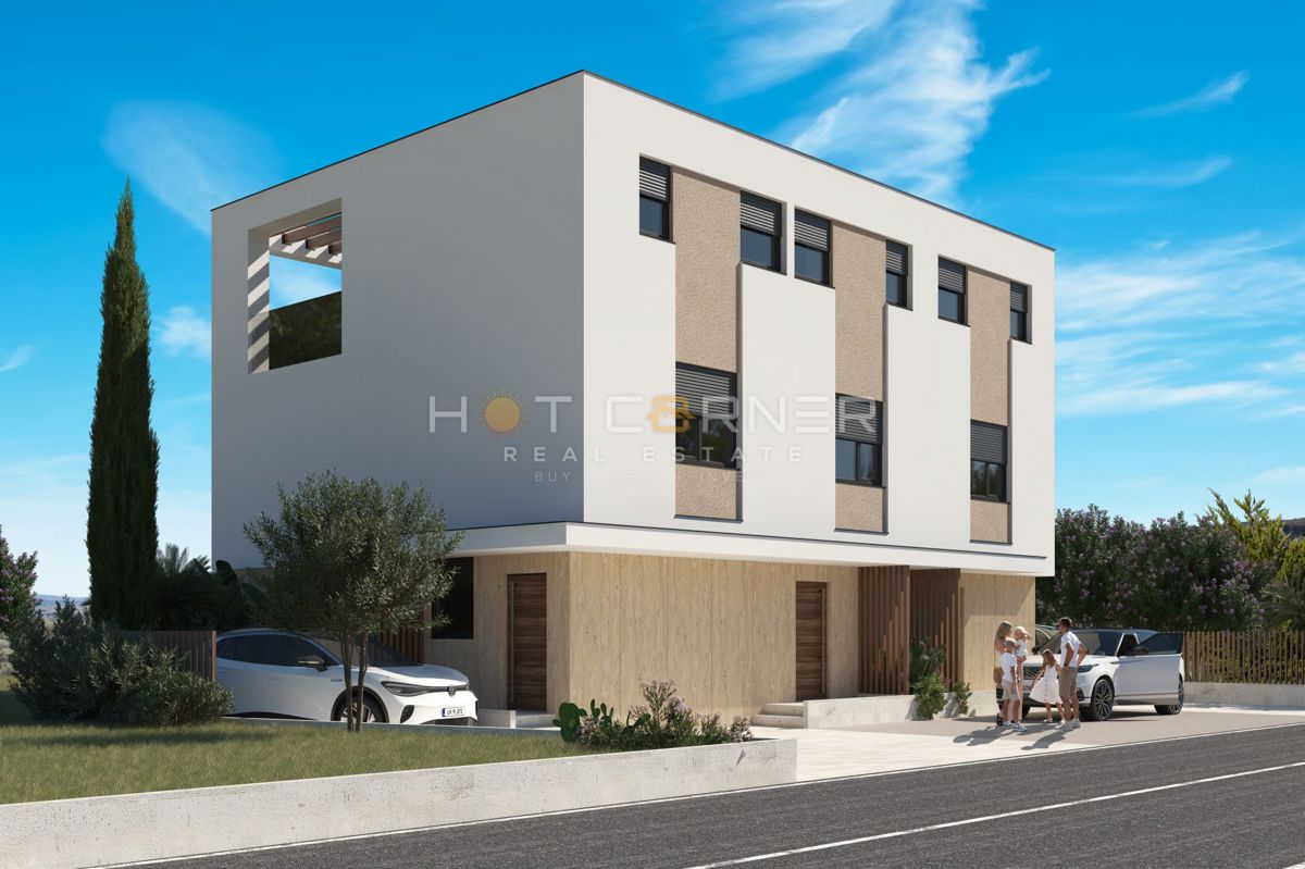 Eleganten trisobni stan v treh etažah z vrtom in pogledom na morje