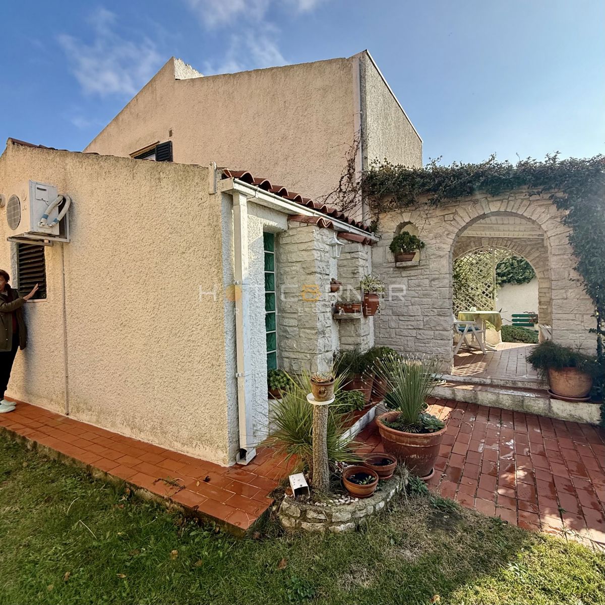 Čudovita hiša blizu morja