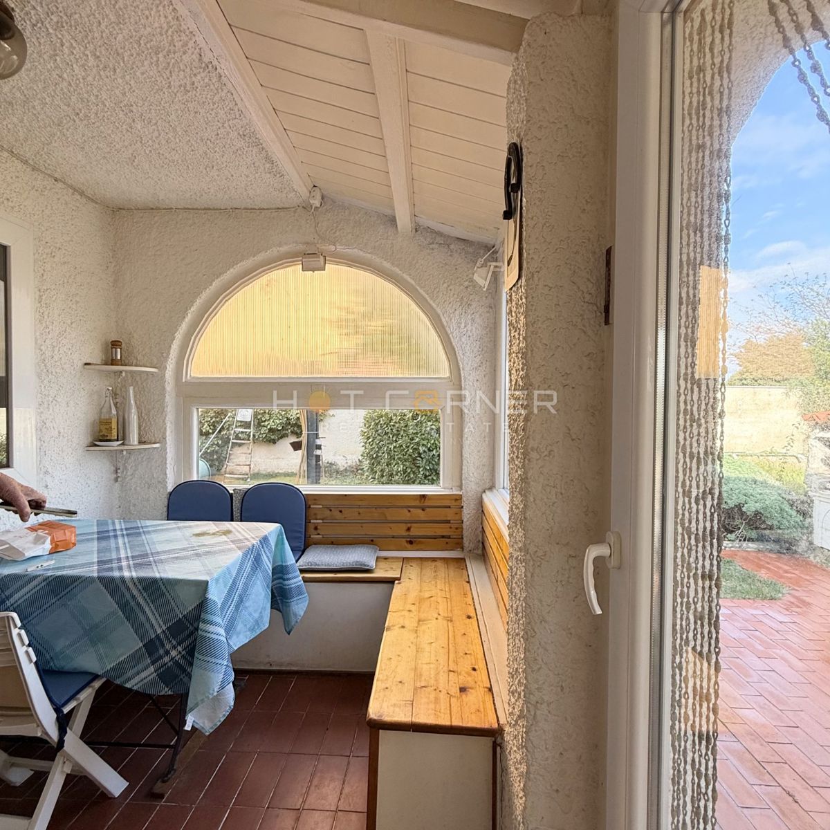 Čudovita hiša blizu morja