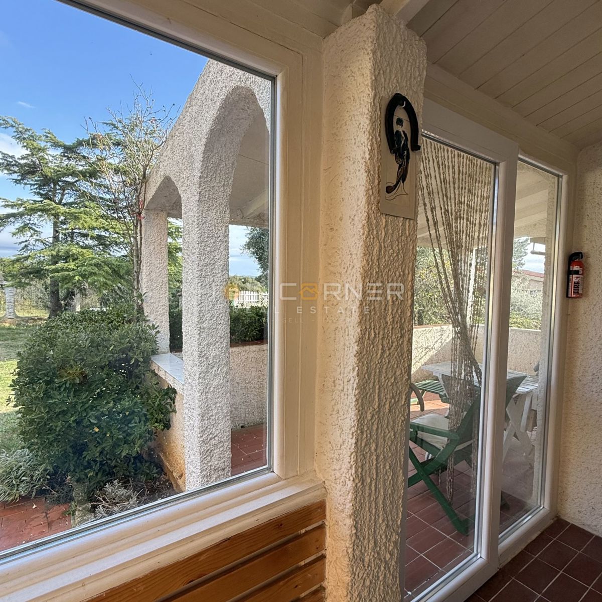 Čudovita hiša blizu morja