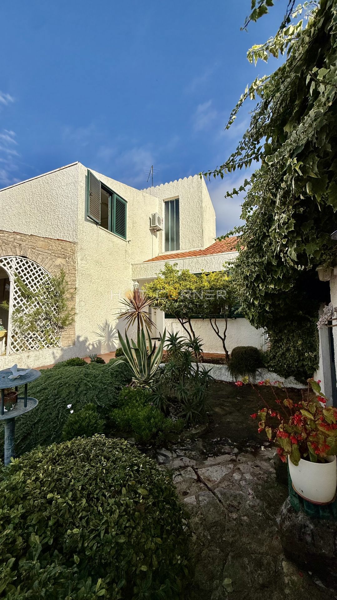 Čudovita hiša blizu morja