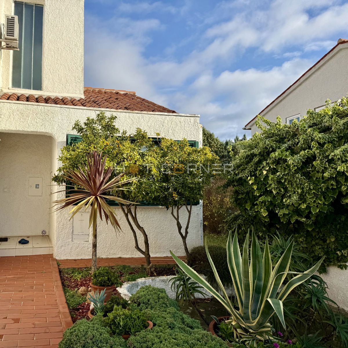 Čudovita hiša blizu morja