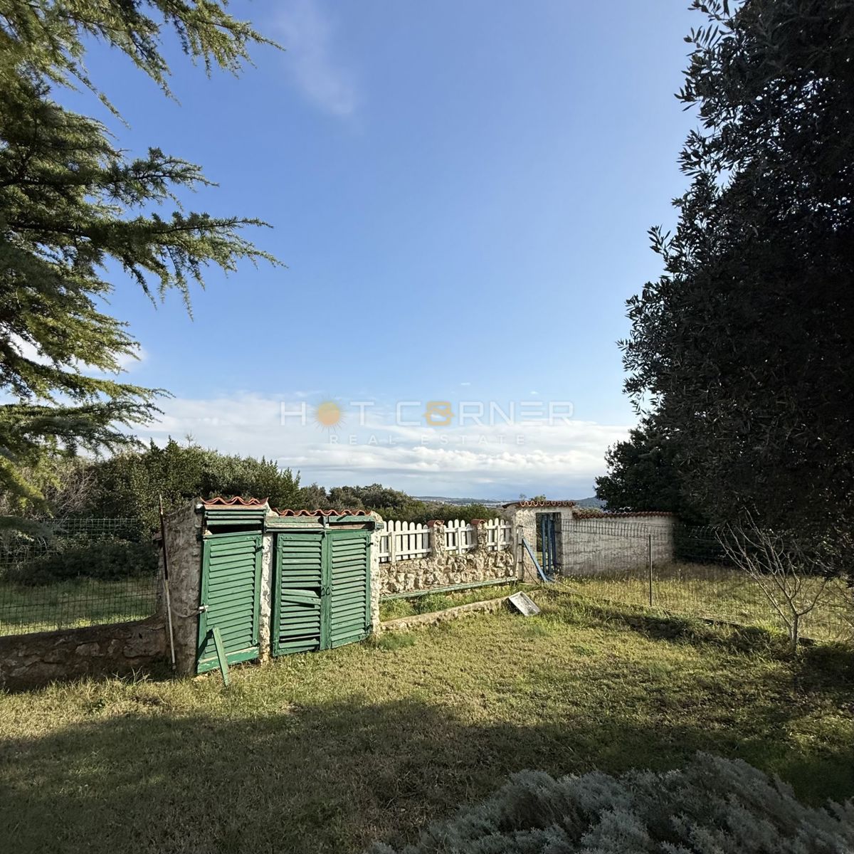 Čudovita hiša blizu morja