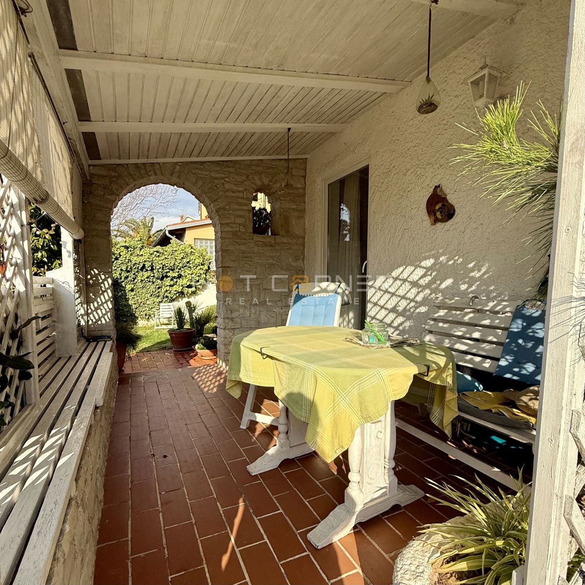 Čudovita hiša blizu morja