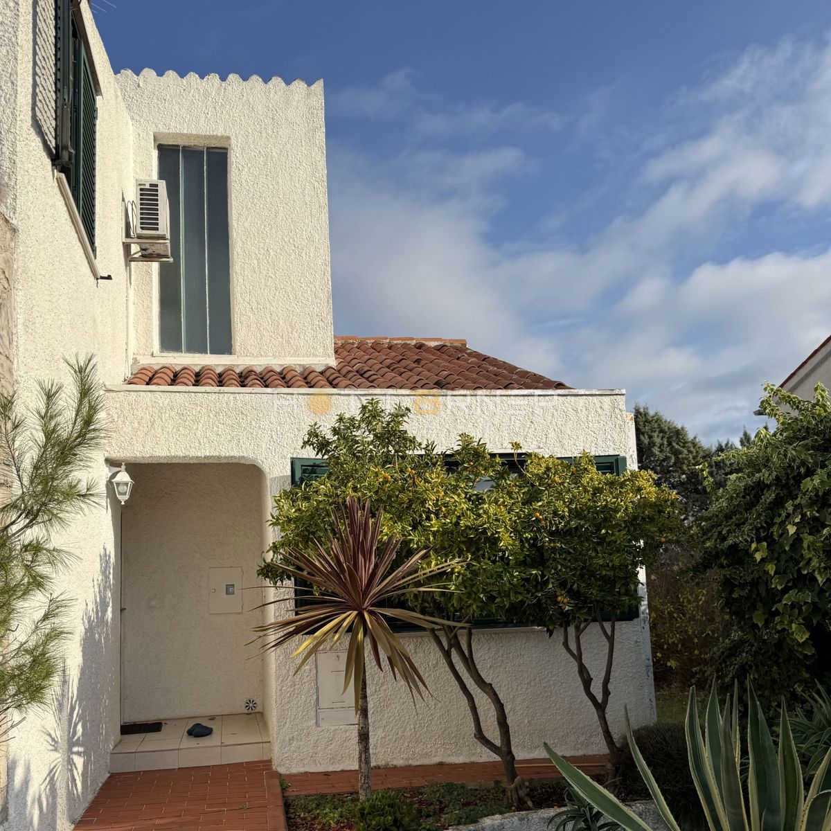 Čudovita hiša blizu morja