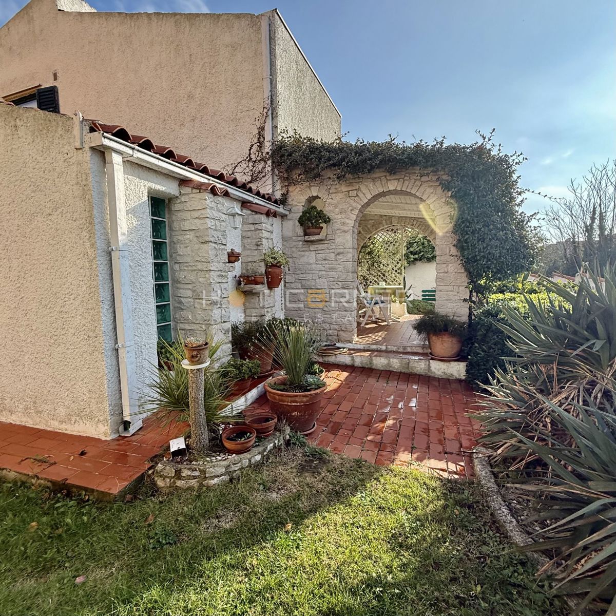 Čudovita hiša blizu morja