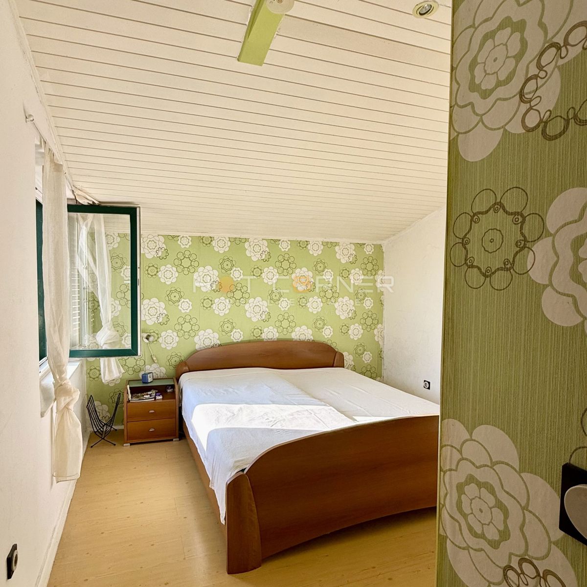 Čudovita hiša blizu morja