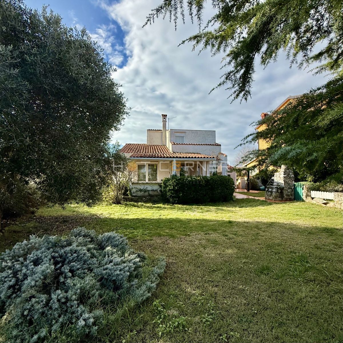 Čudovita hiša blizu morja