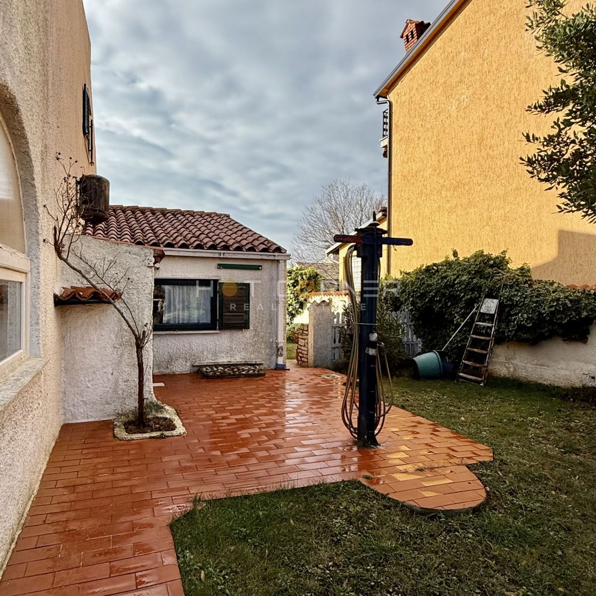 Čudovita hiša blizu morja