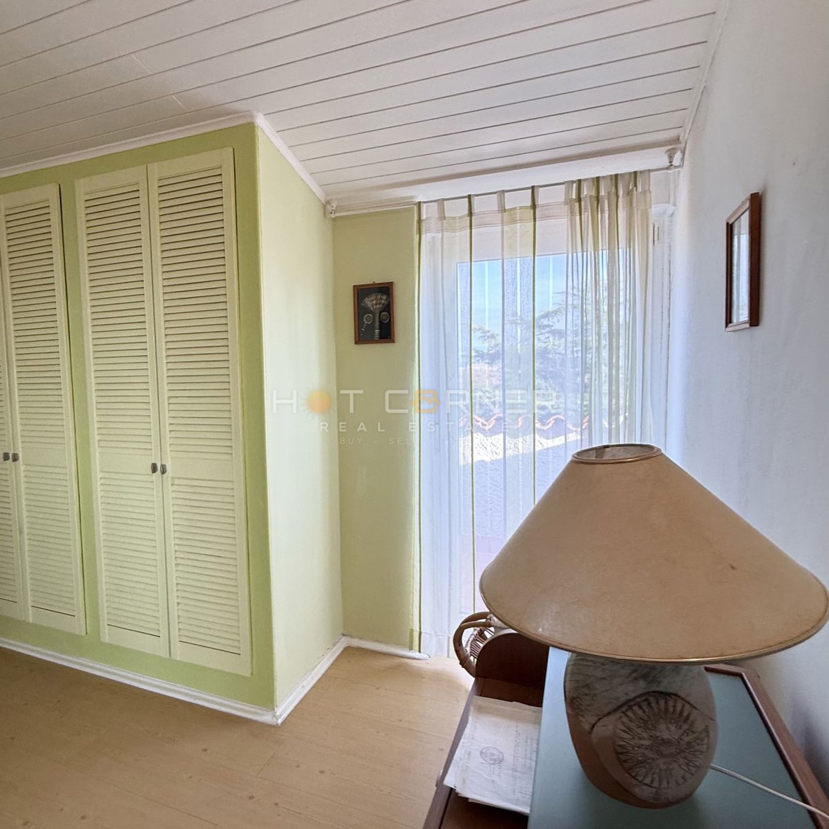 Čudovita hiša blizu morja