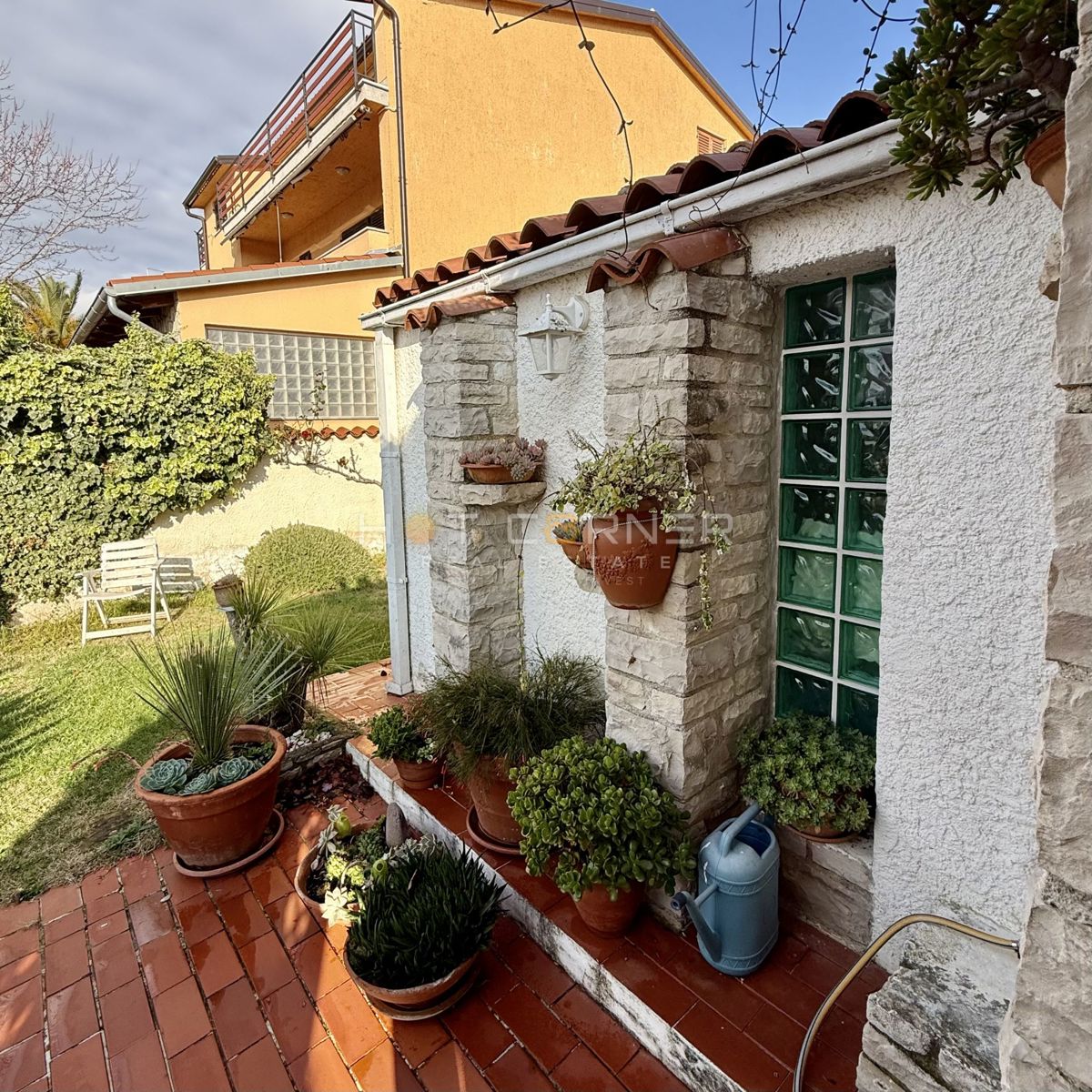 Čudovita hiša blizu morja