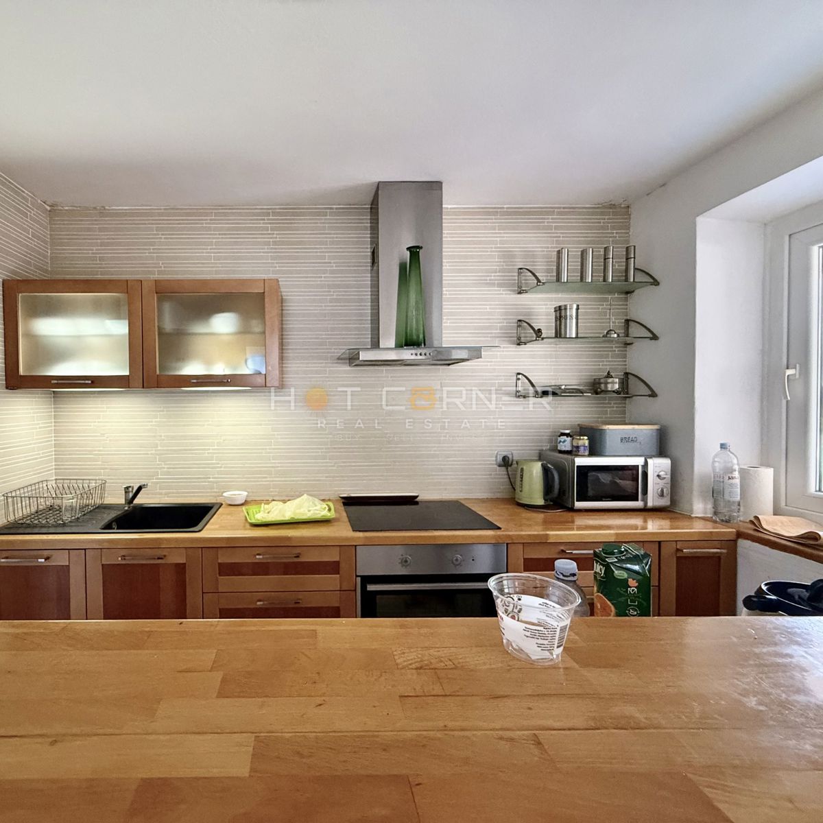 Čudovita hiša blizu morja