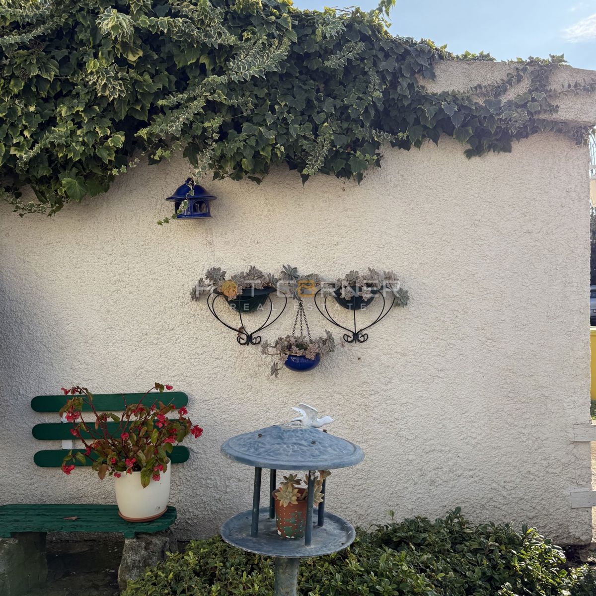 Čudovita hiša blizu morja