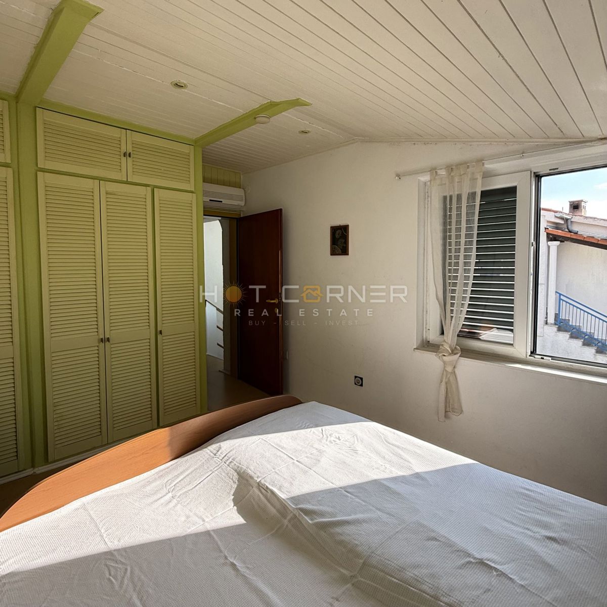 Čudovita hiša blizu morja