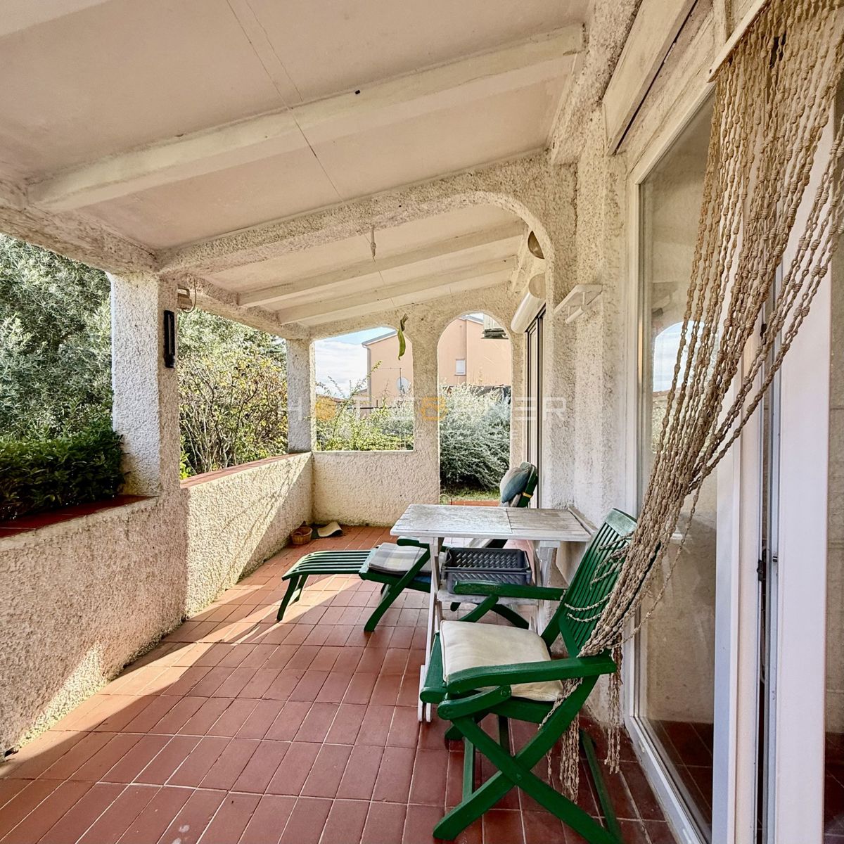 Čudovita hiša blizu morja