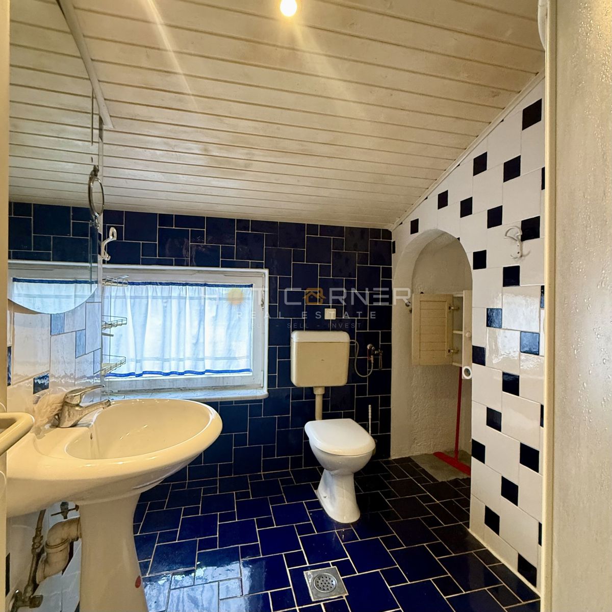 Čudovita hiša blizu morja