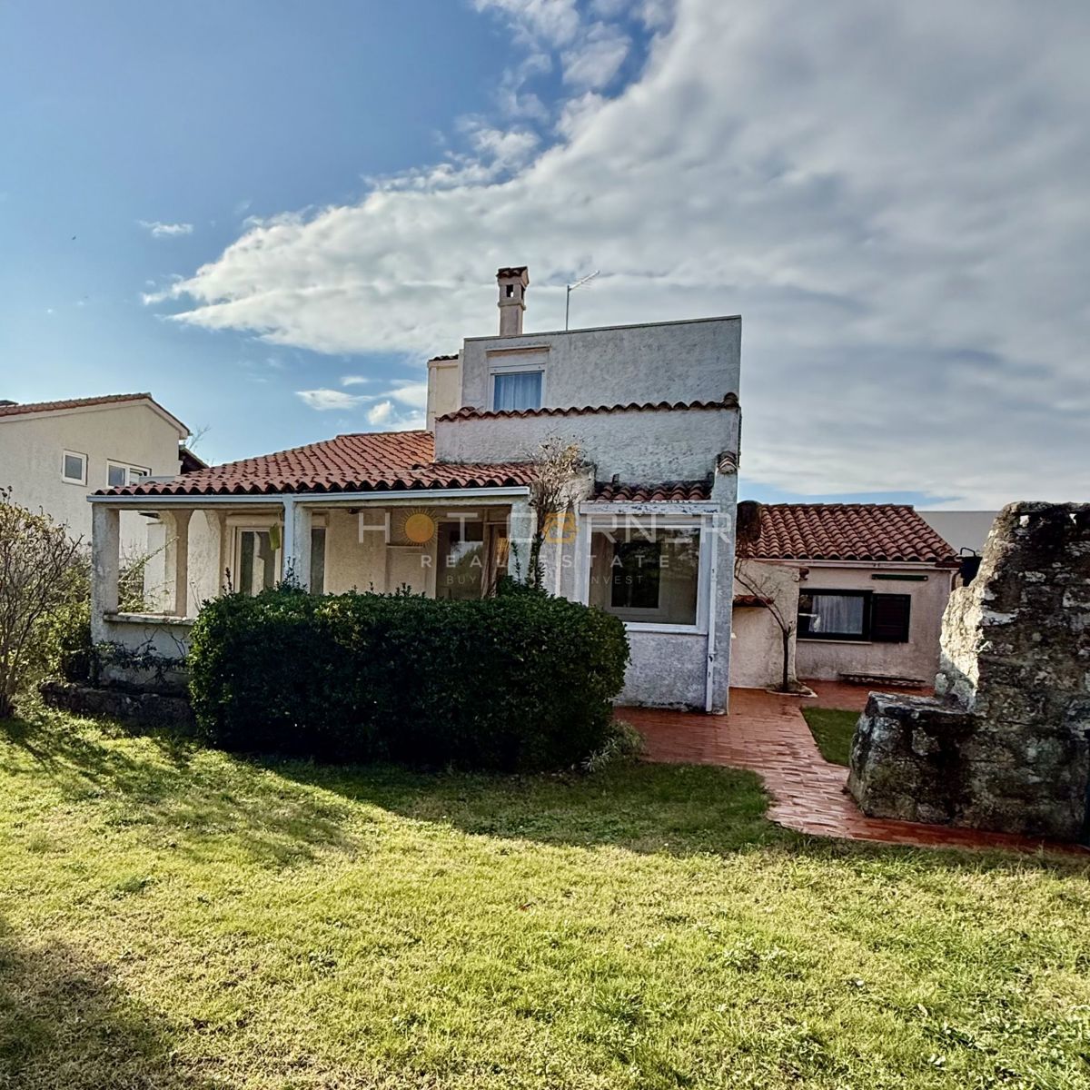 Čudovita hiša blizu morja