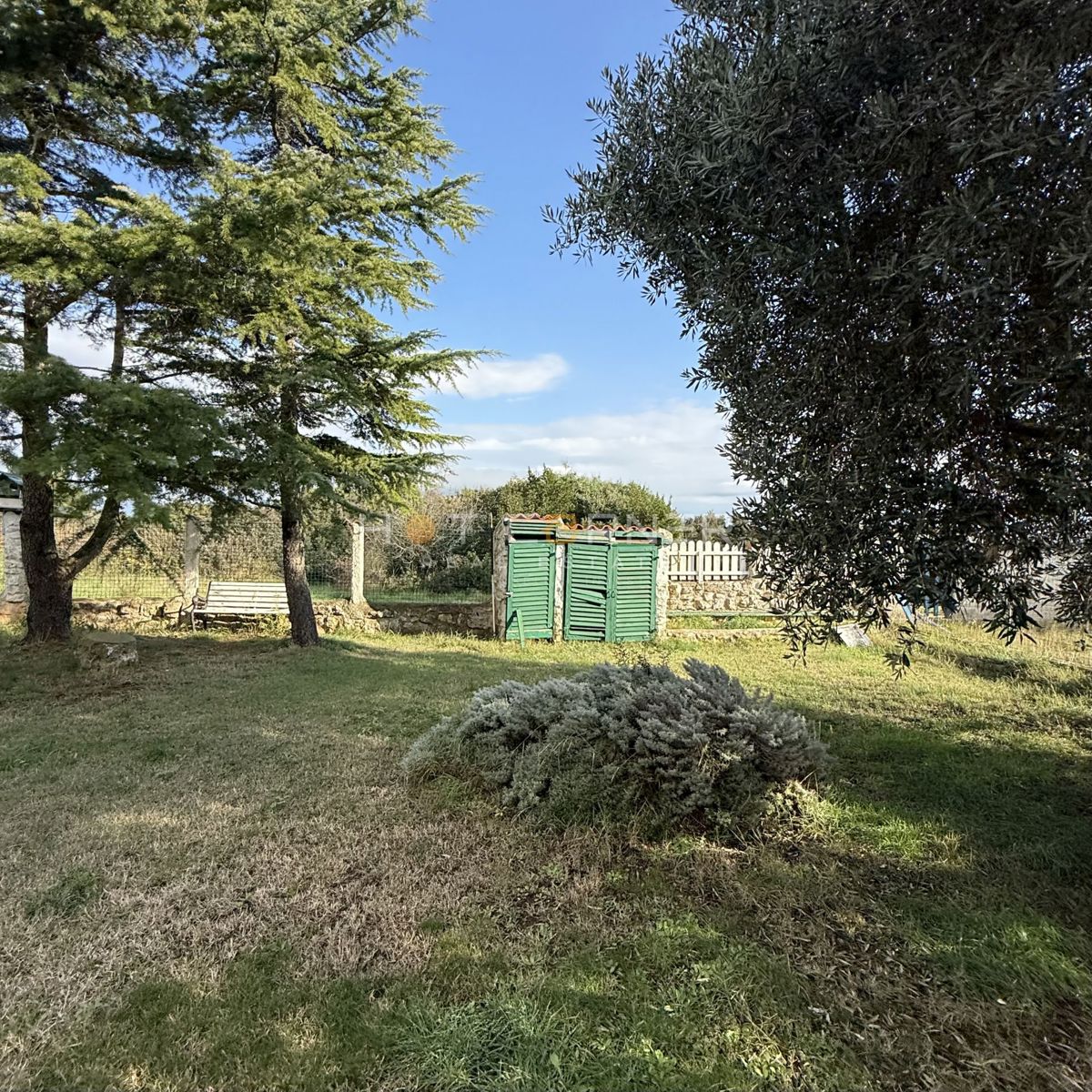 Čudovita hiša blizu morja