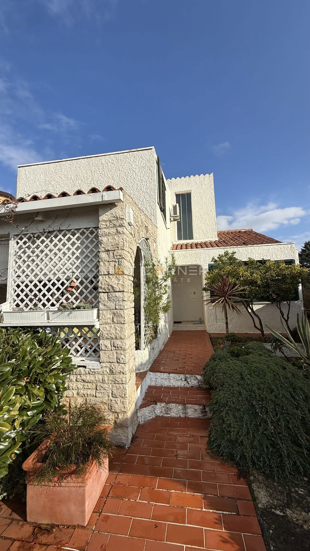 Čudovita hiša blizu morja